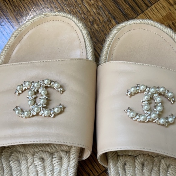 New Chanel Beige Lambskin Pearl CC Espadrille SlipOn Slides Sandals Sz 38 - Picture 8 of 9